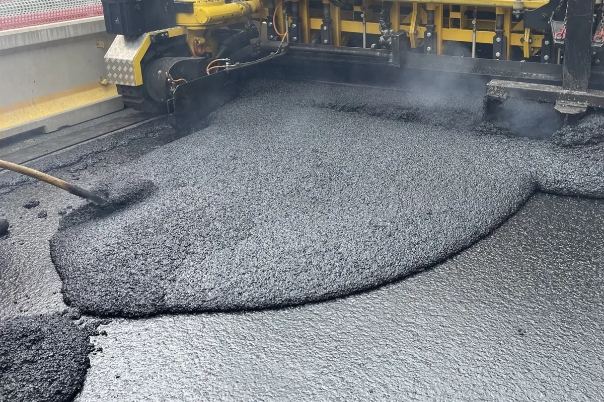 Mesocco GR – Bauarbeiter stürzt in 210 Grad heissen Asphalt