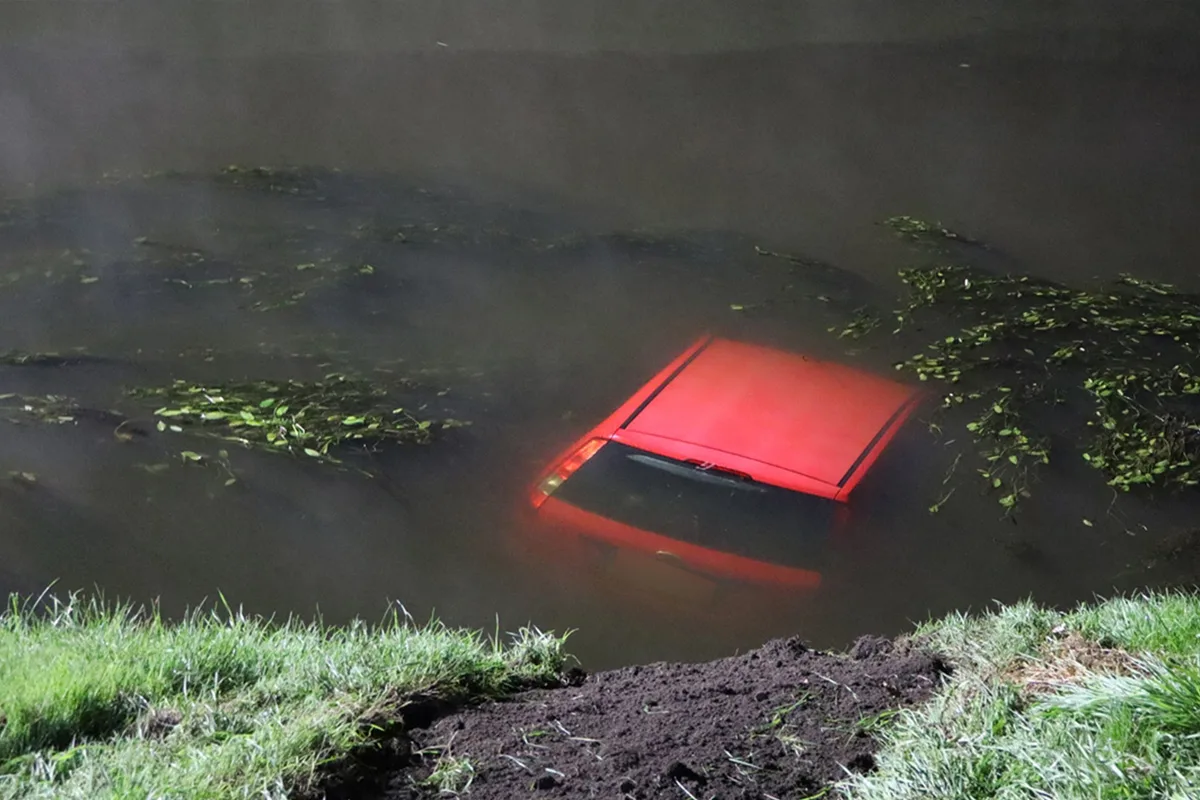 Oberhausen NW – Auto stürzt bei Unfall in Fluss