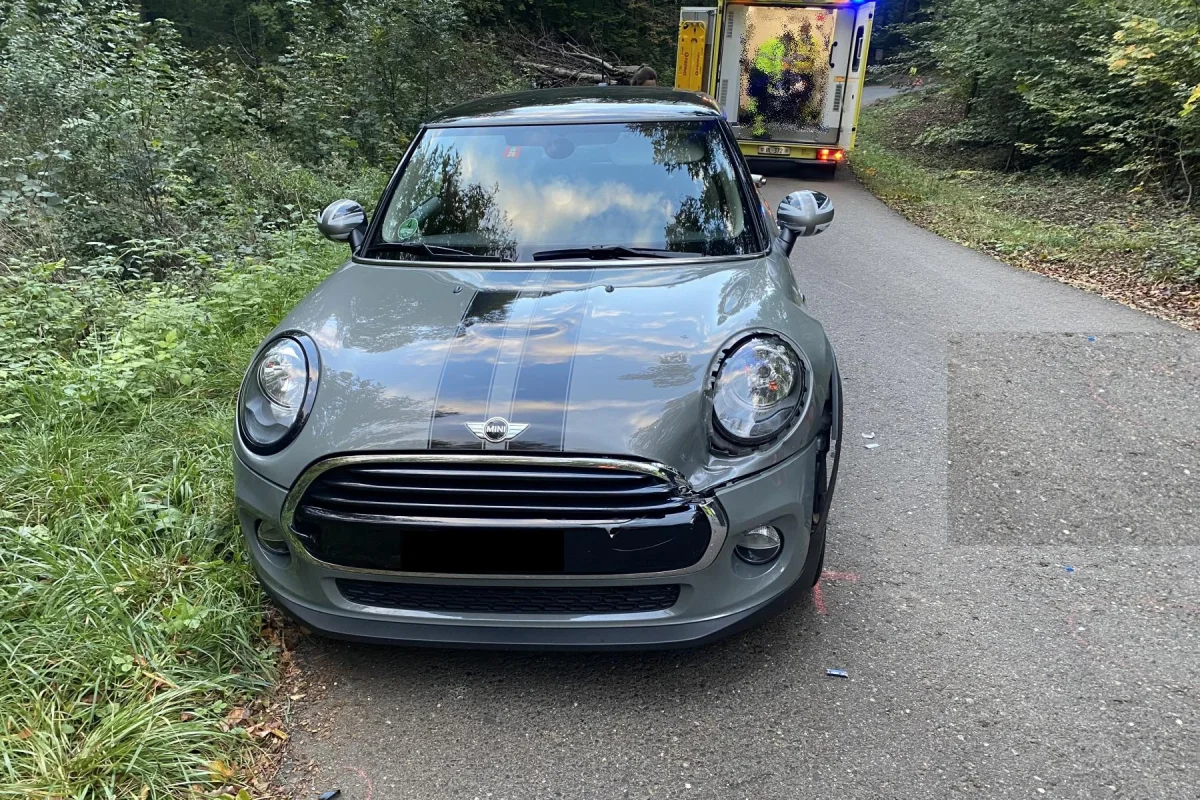 Liestal BL – Motorrad kollidiert nach Sturz mit Personenwagen – Motorradlenker verletzt