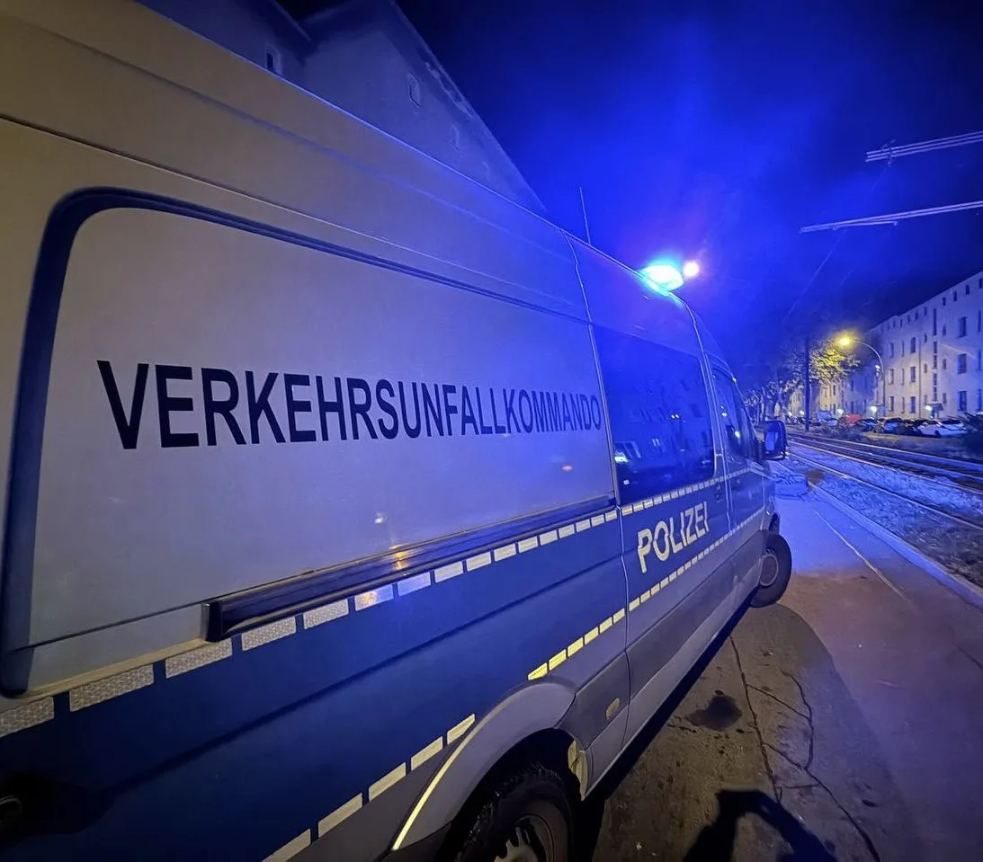 Berlin – Raser verursacht schweren Unfall mit Brand in Weißensee