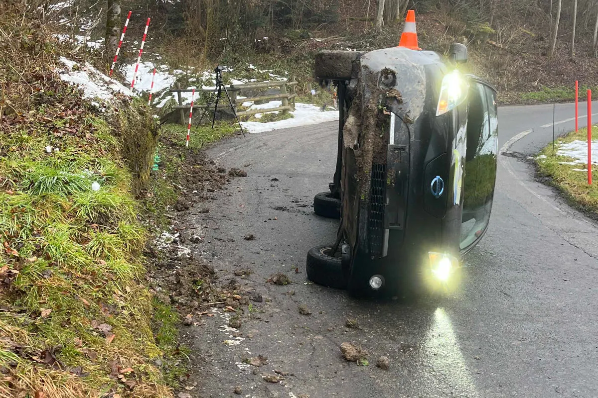 Malters LU – Fahrzeug kippt bei Unfall um