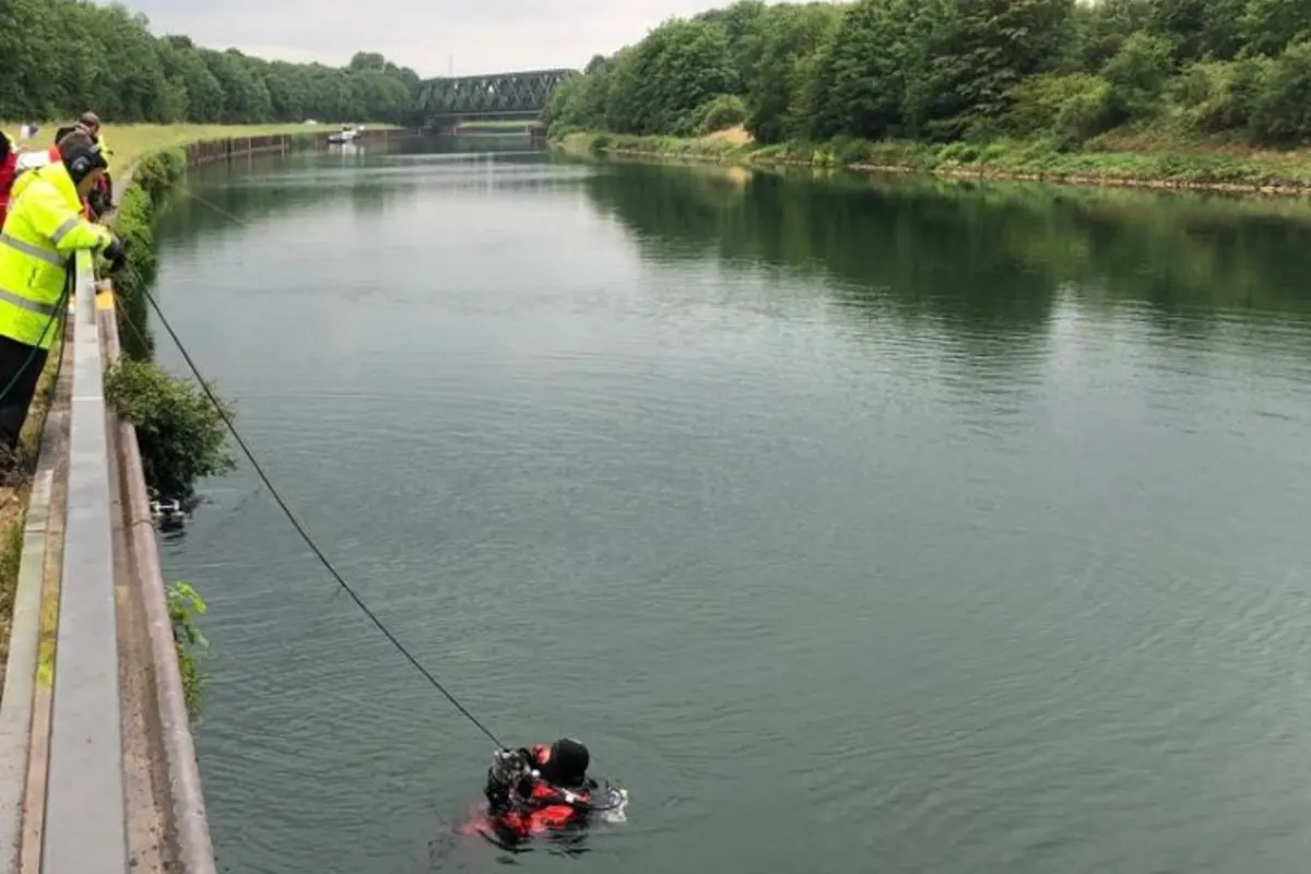 Haltern am See - Teenager finden im Kanal  einen Schädel - Taucher suchen Fundstelle ab