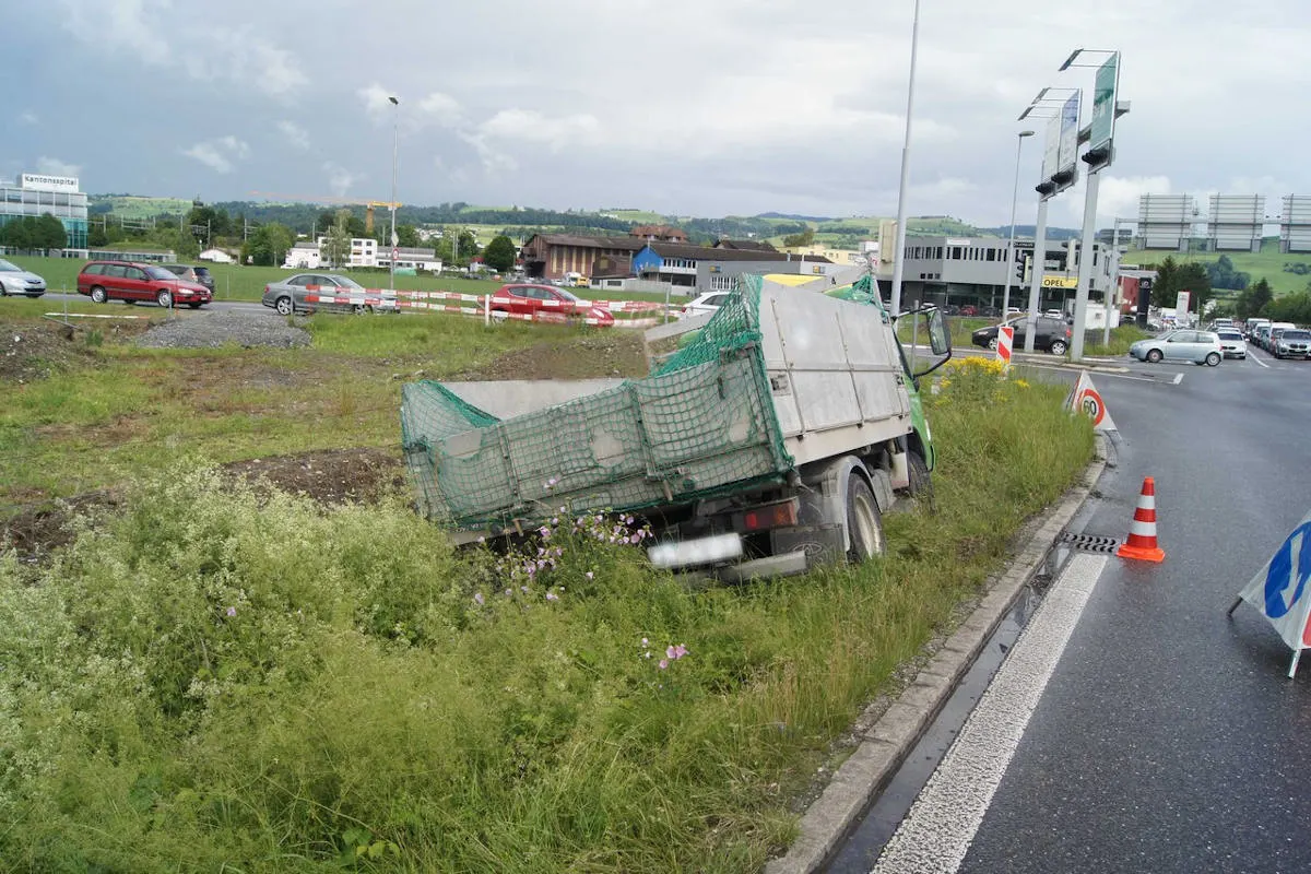 Baar ZG – Schleuderunfall bei der Autobahneinfahrt