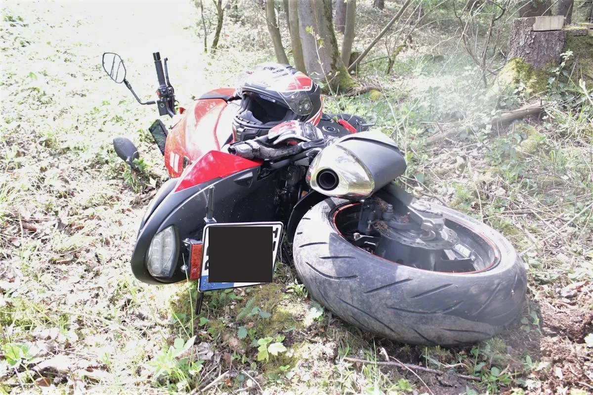 Bad Driburg – Auto gerät in den Gegenverkehr und kollidiert mit Motorrad