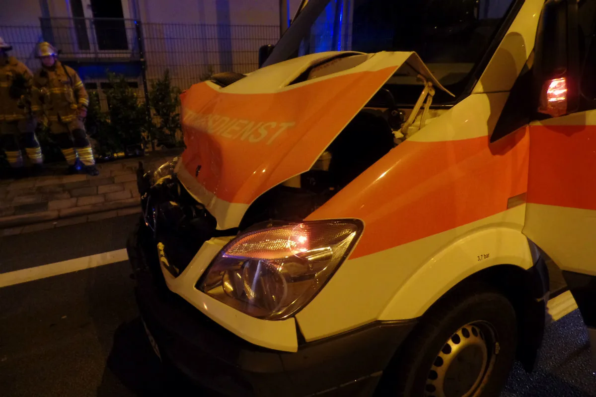 Auffahrkollision zwischen Feuerwehrfahrzeug und Rettungswagen