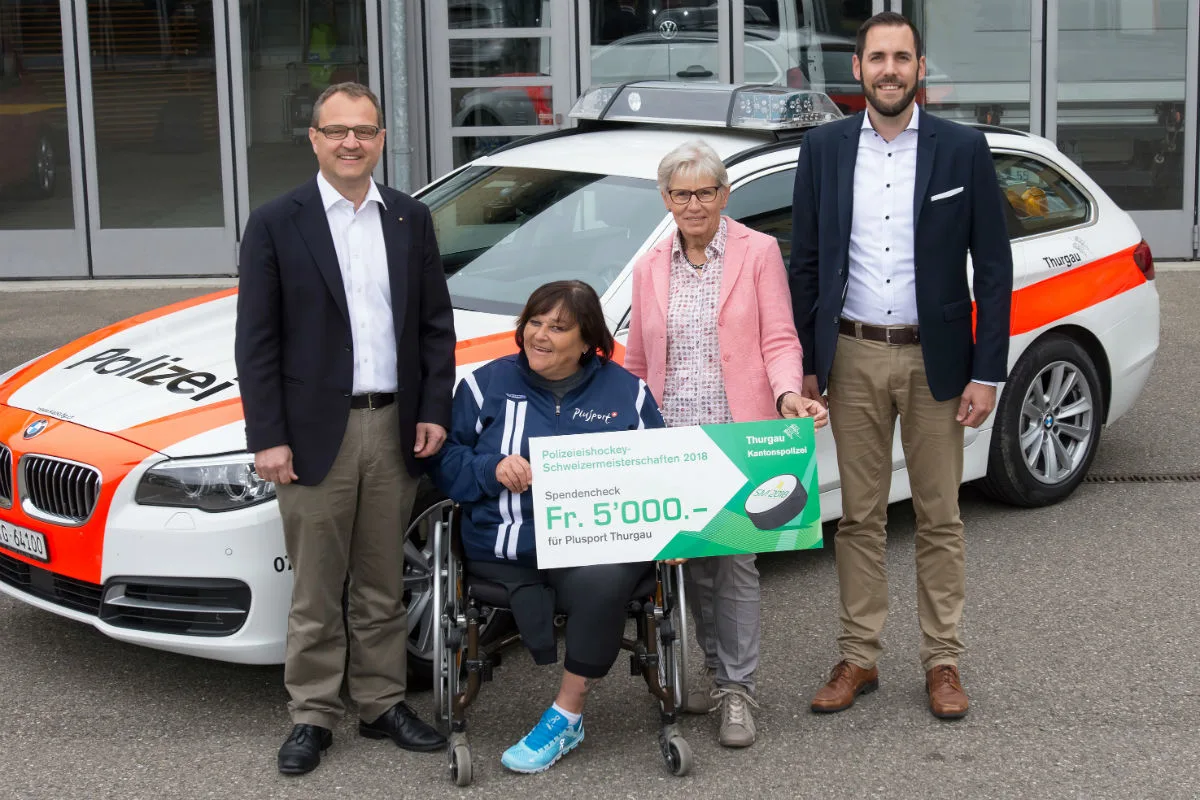 Frauenfeld TG - Polizei-Eishockeyaner spenden Geld