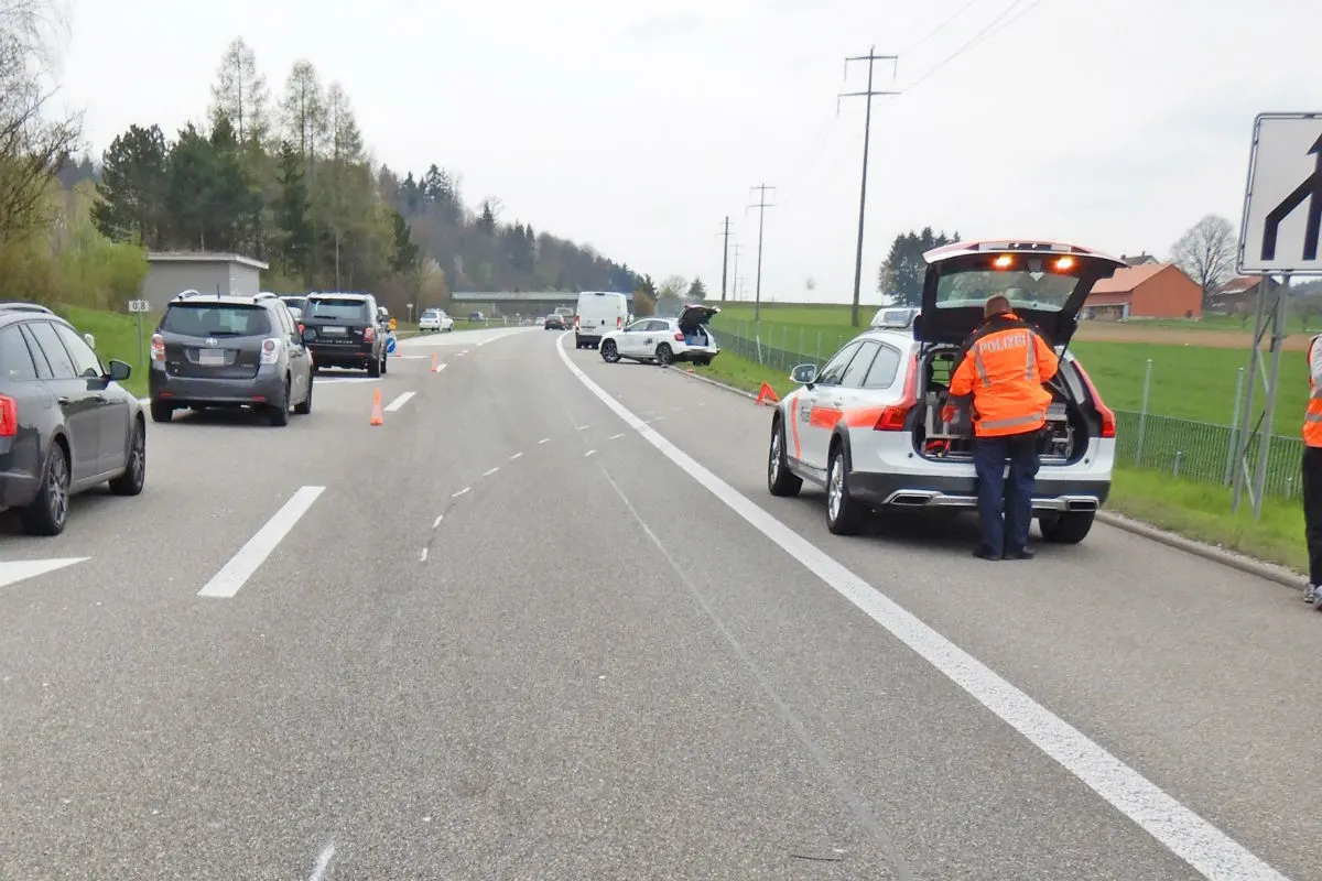 Wiesendangen ZH - Autofahrer bei Auffahrunfall verletzt