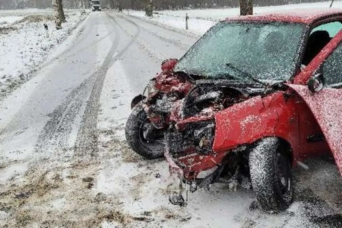 Westergellersen NI - Auf winterglatter Fahrbahn verunfallt - Schwer verletzt