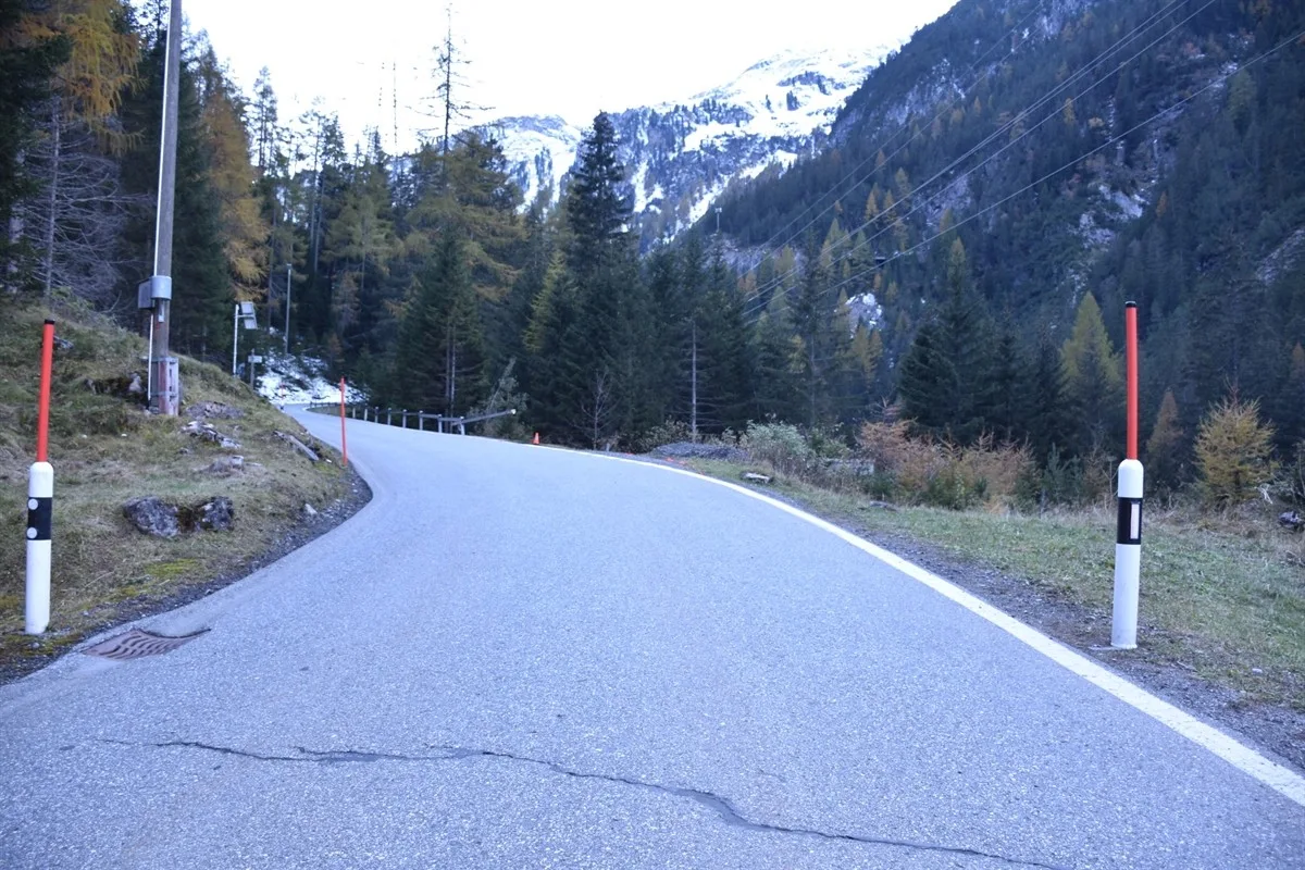 Unfall in Bergün GR - 52-Jähriger fahrunfähig mit Bündnerzaun kollidiert