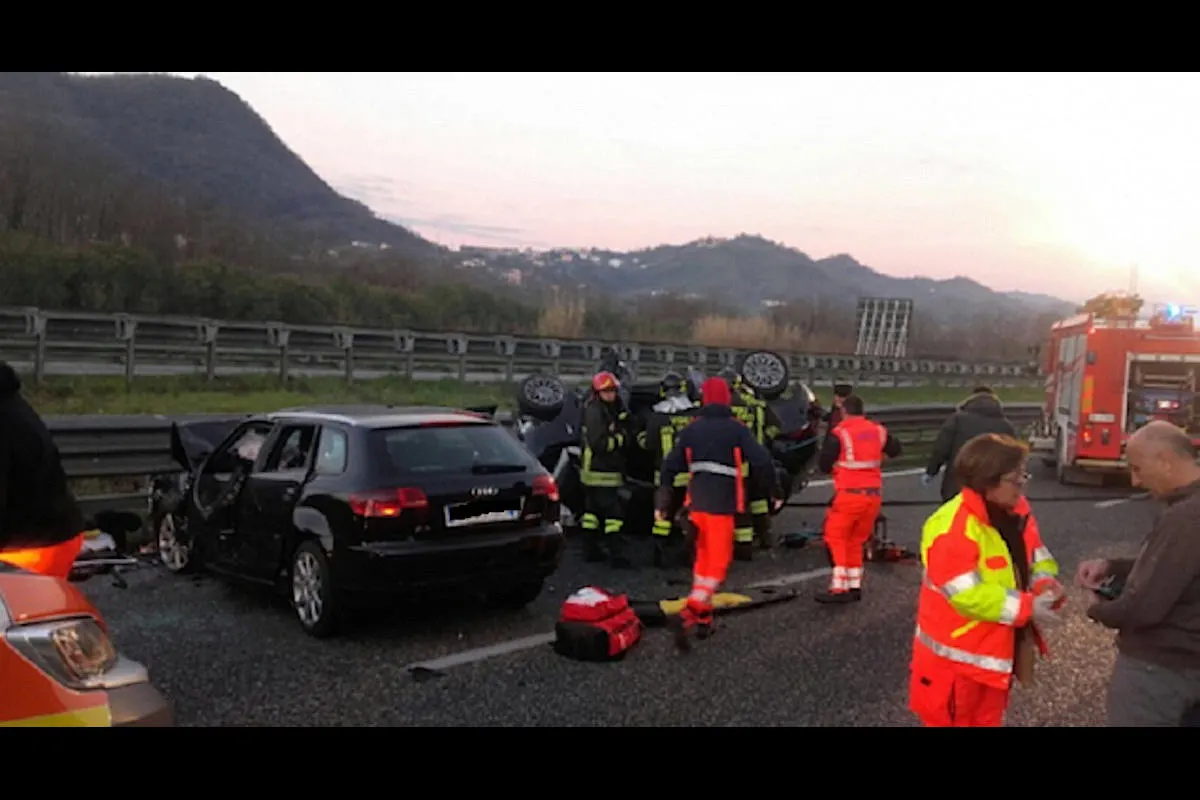 Geisterfahrer verursacht Crash mit einem Toten und 5 Verletzten