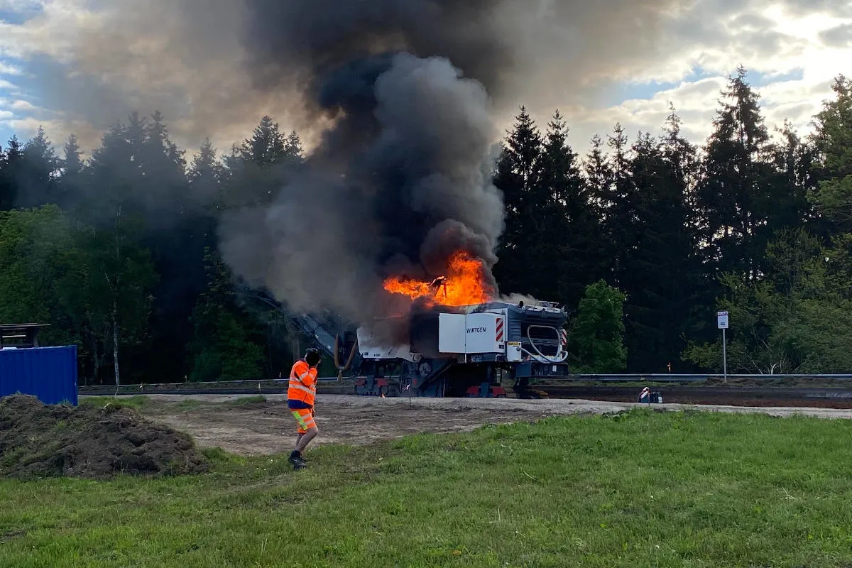 A1 Longuich – Brand einer Baumaschine