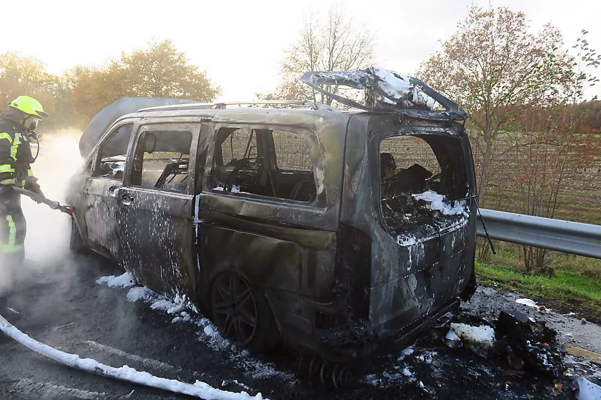 Pkw-Brand in Ahlhorn - Mercedes brannte vollständig aus!