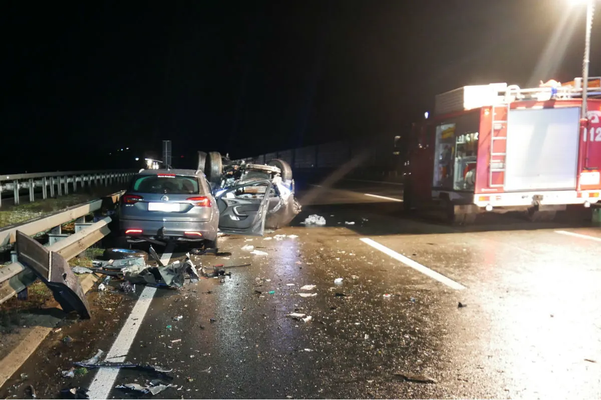 Ersthelfer bei schwerem Verkehrsunfall tödlich verletzt