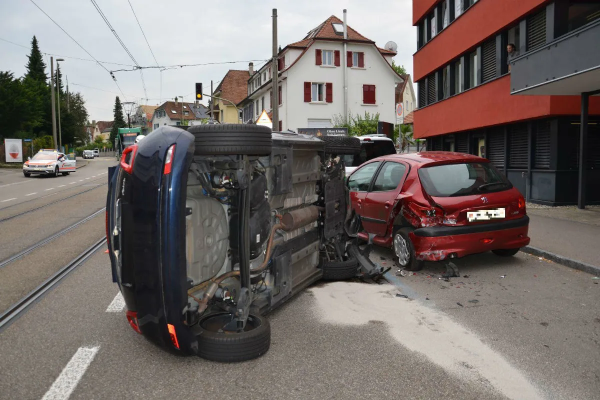 Birsfelden BL - Autofahrerin baut Selbstunfall