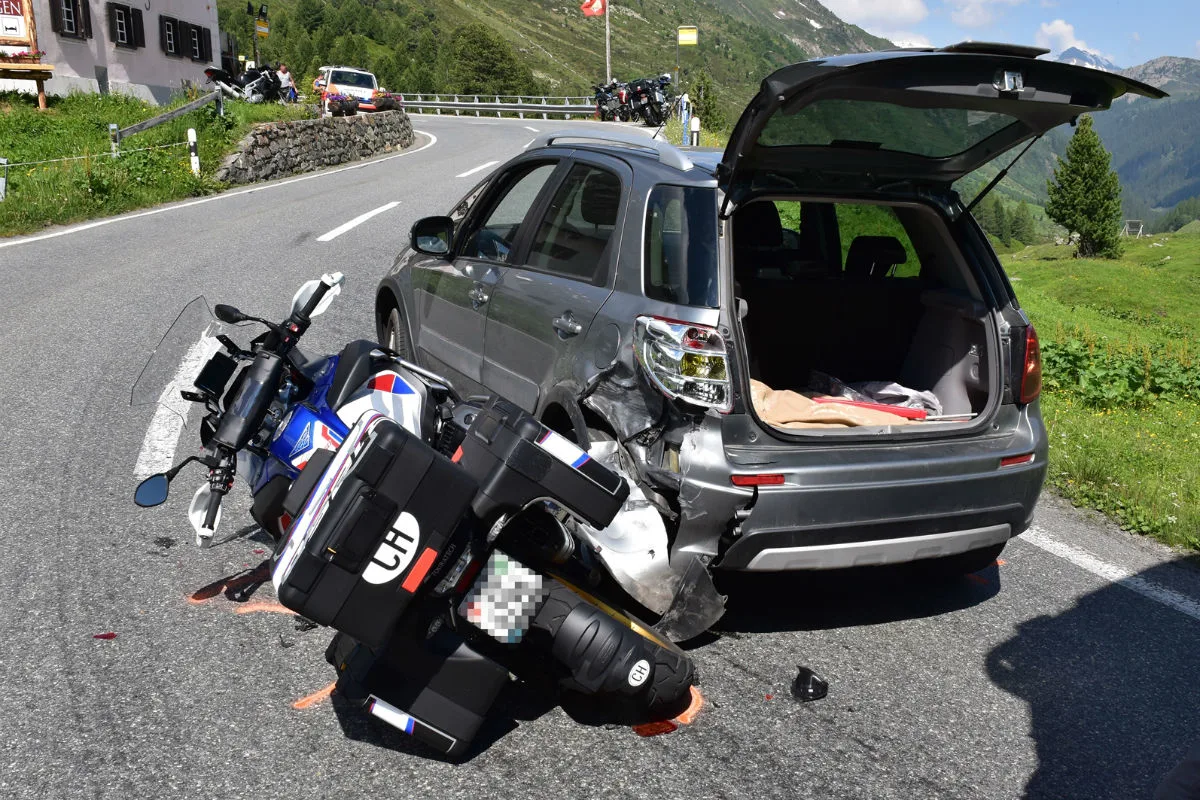 Davos GR - Motorrad fährt auf Auto auf