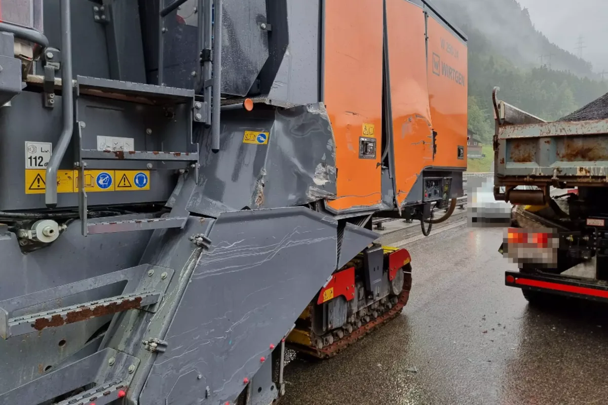 Wassen UR - Lastwagen kollidiert mit Baumaschine 