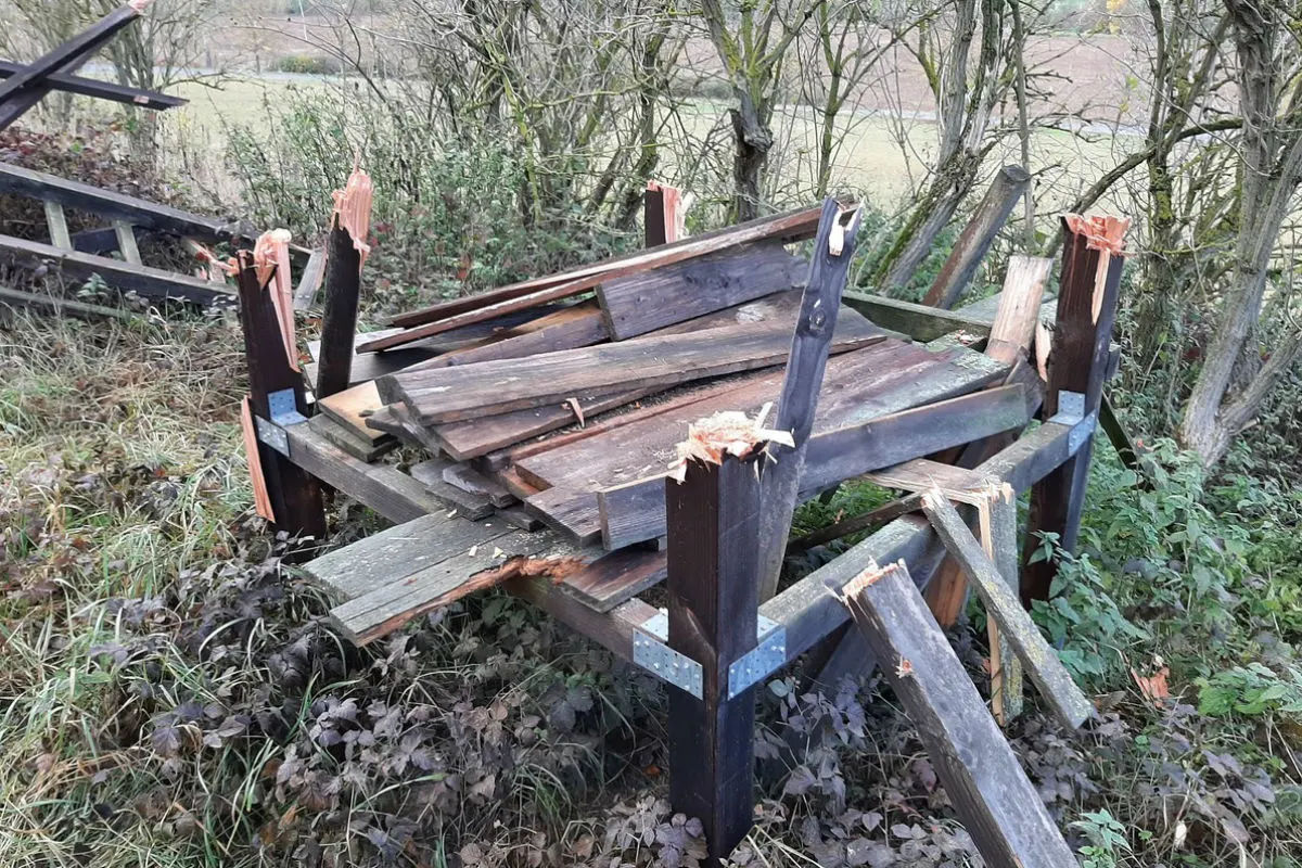 Heilbad Heiligenstadt - Unbekannte beschädigen Hochsitz