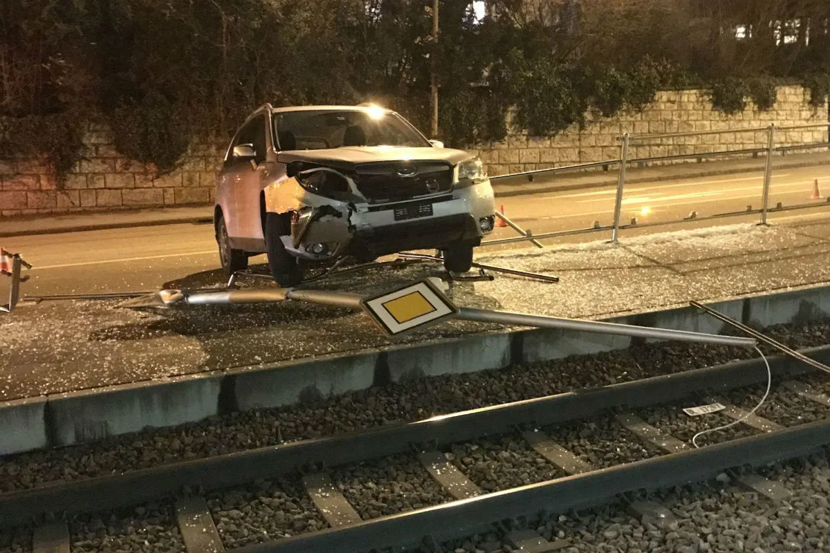 Arlesheim BL - Fahrzeuglenker landet mit dem Subaru auf dem Perron