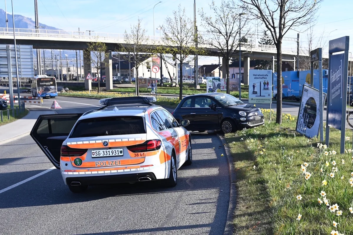 Buchs SG – Fahrunfähig gegen Werbetafel geprallt