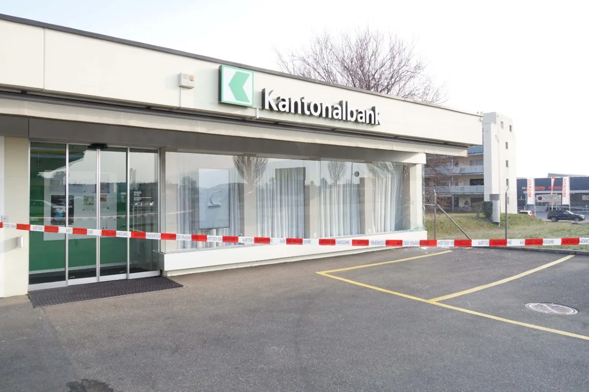 Au SG - Schaufenster von Bankfiliale beschädigt