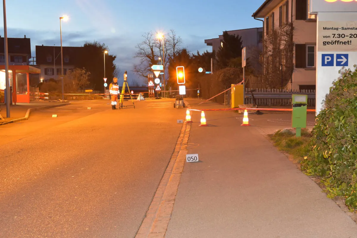 Wädenswil ZH – Kind auf Kickboard nach Kollision mit Auto verletzt