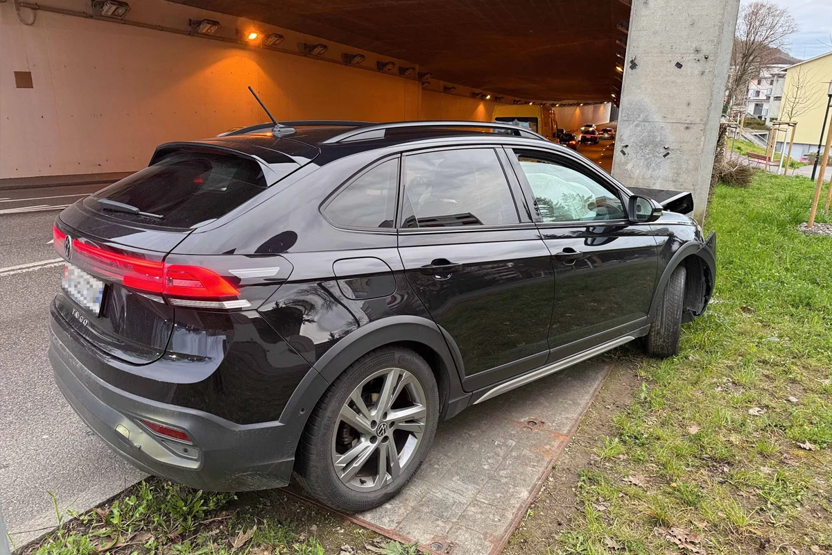 Lenzburg AG – Autolenker (19) prallt frontal in Tunnelwand