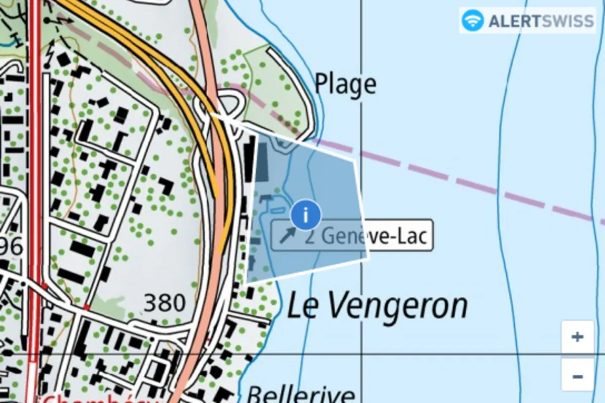 Eine kartografische Darstellung zeigt ein Informationszeichen in der Nähe des Genfer Sees, bei Le Vengeron. Umgebung mit Straßen und Grünflächen sichtbar.