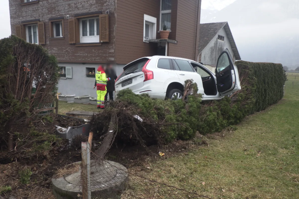 Altdorf UR - Auto durchbricht Zaun und landet auf Hecke