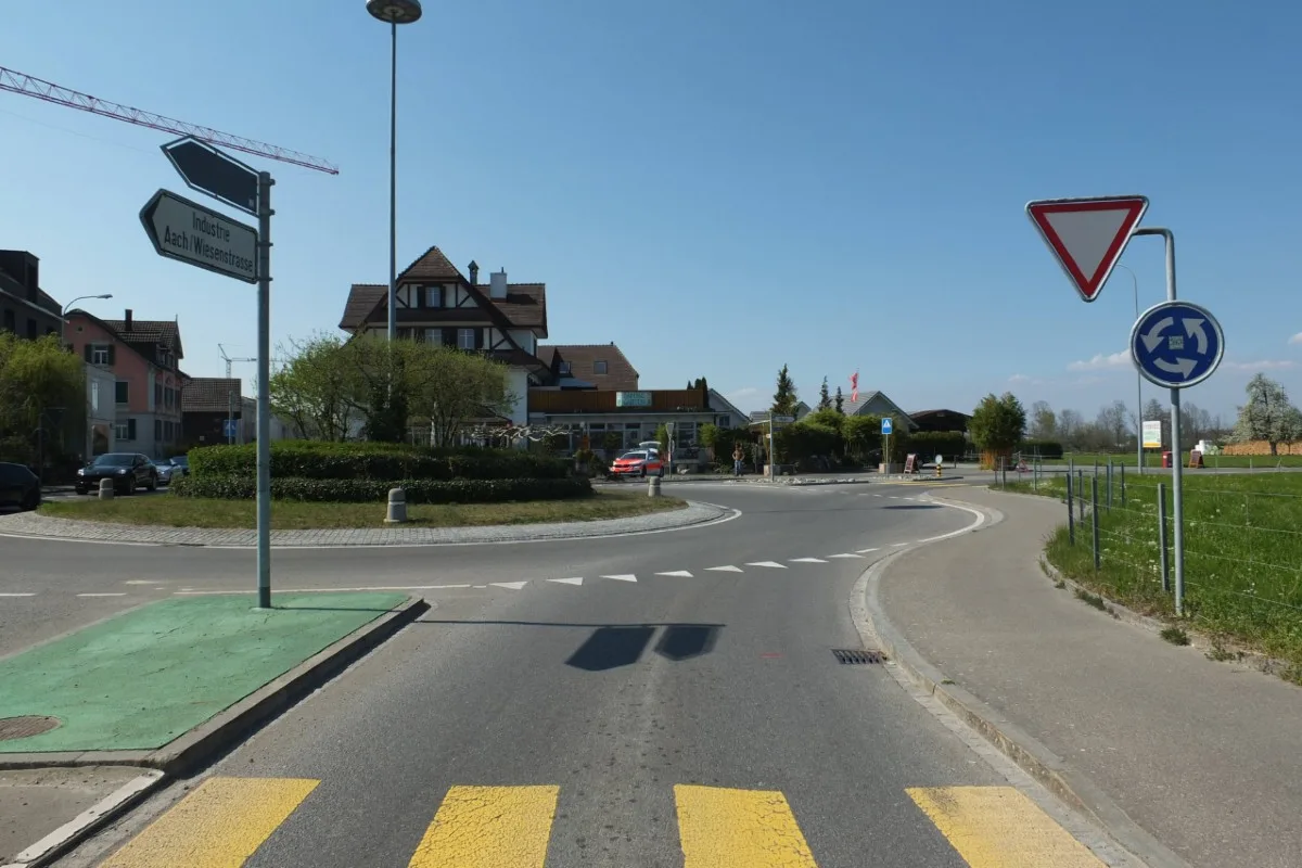 Tübach SG - Autolenker übersieht E-Bike-Fahrerin