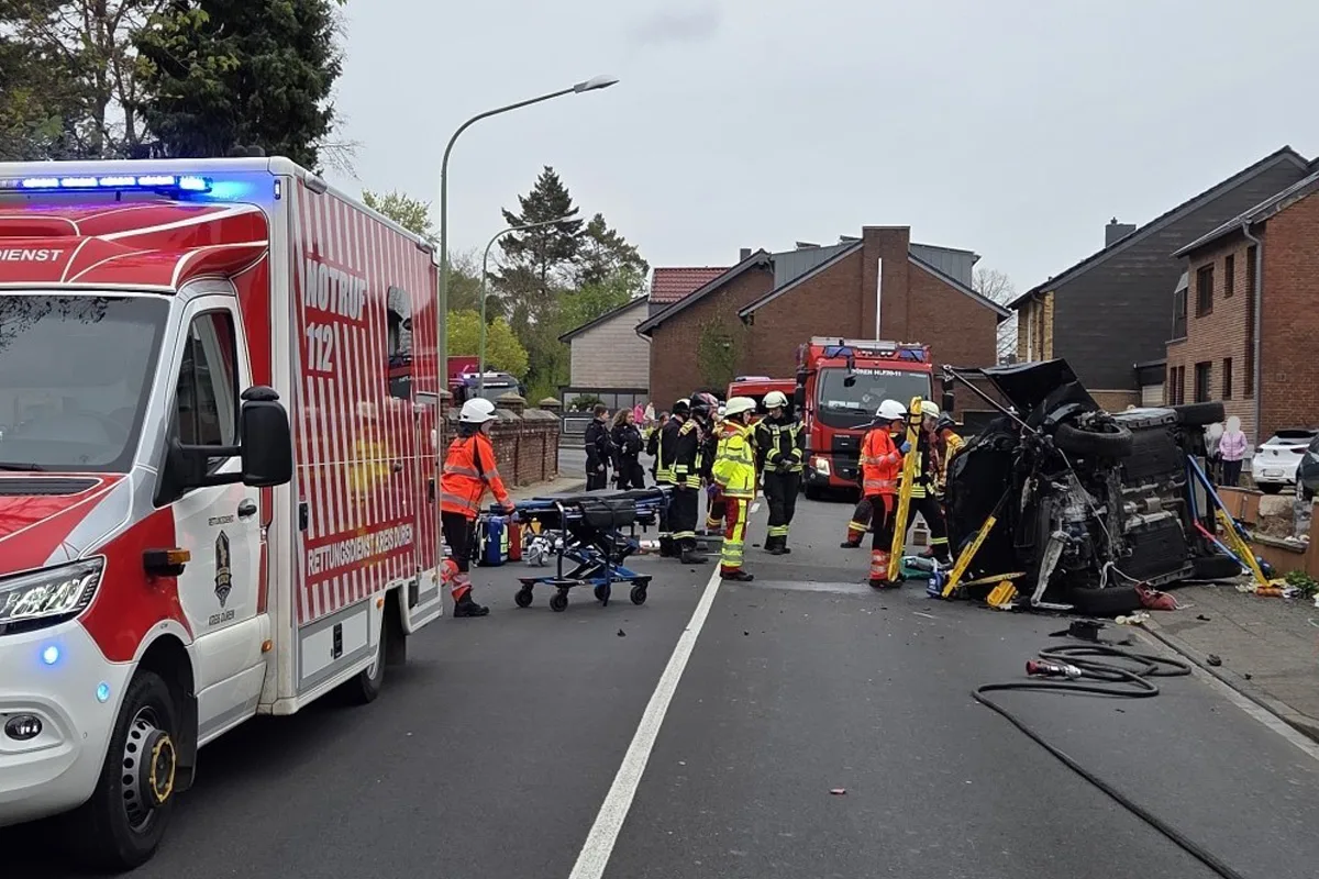 Düren – Autofahrerin bei Alleinunfall eingeschlossen und verletzt