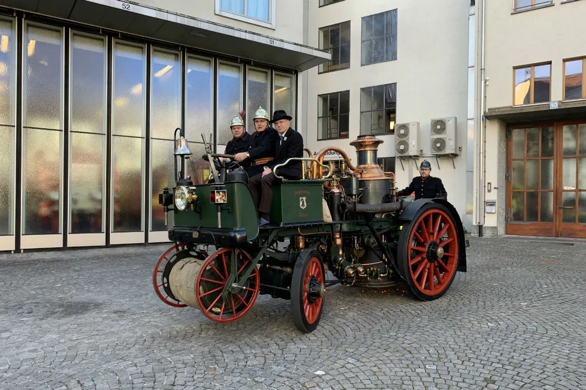 Basel BS - Historische Automobildampfspritze zurück im Lützelhof