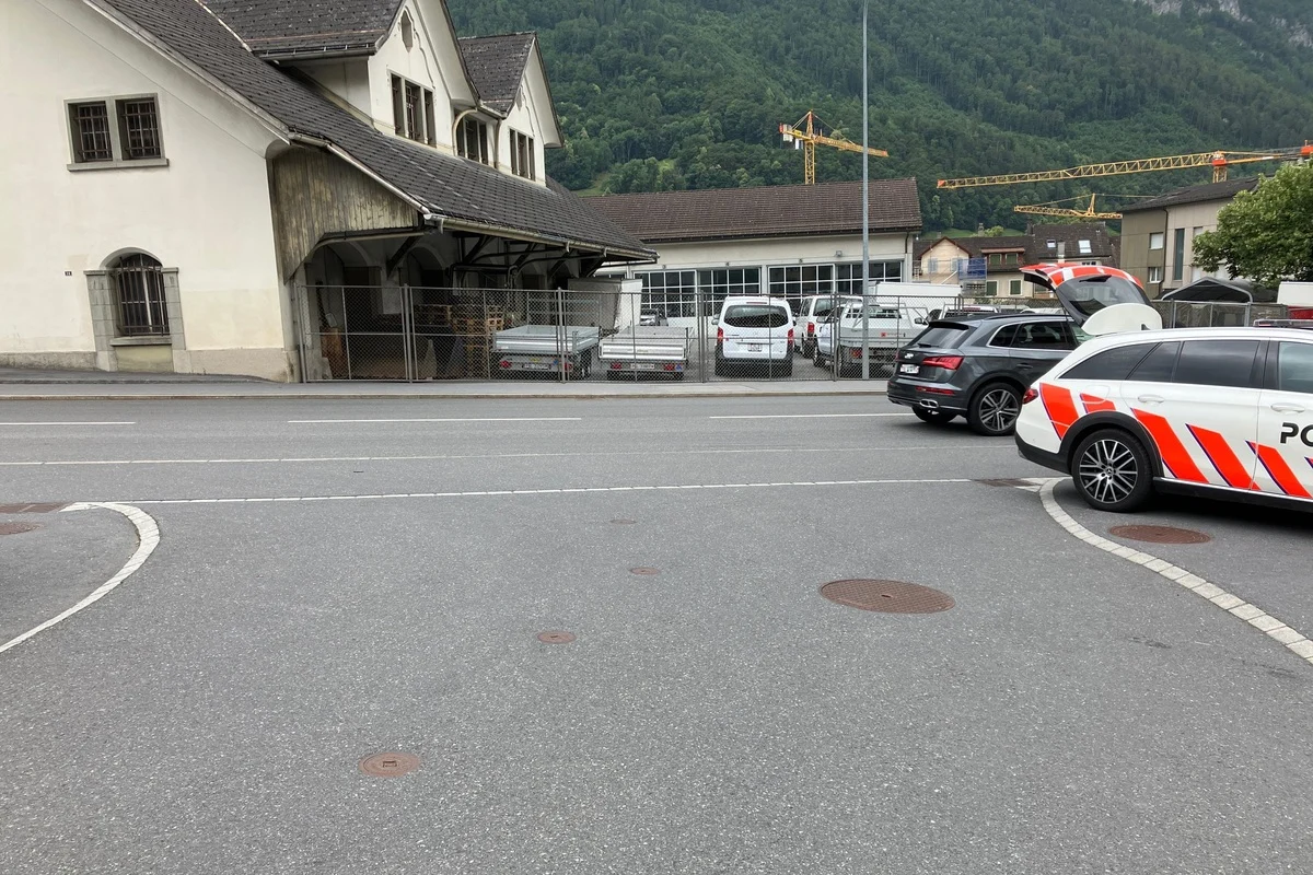 Verkehrsunfall in Glarus - E-Bikerin übersehen 