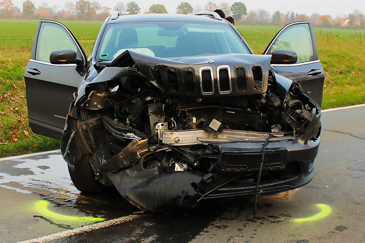 Heftiger Crash in Petershagen - Auto schleudert in Gegenverkehr