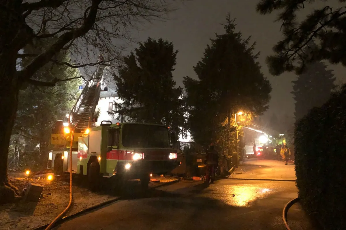 Küsnacht ZH - Ehepaar bei Brand ins Spital gebracht
