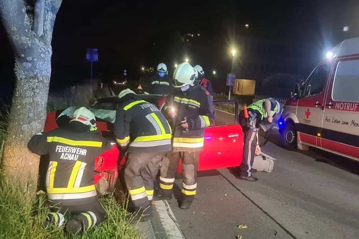 Schwerer Unfall in Achau - 19-Jähriger kracht gegen Baum