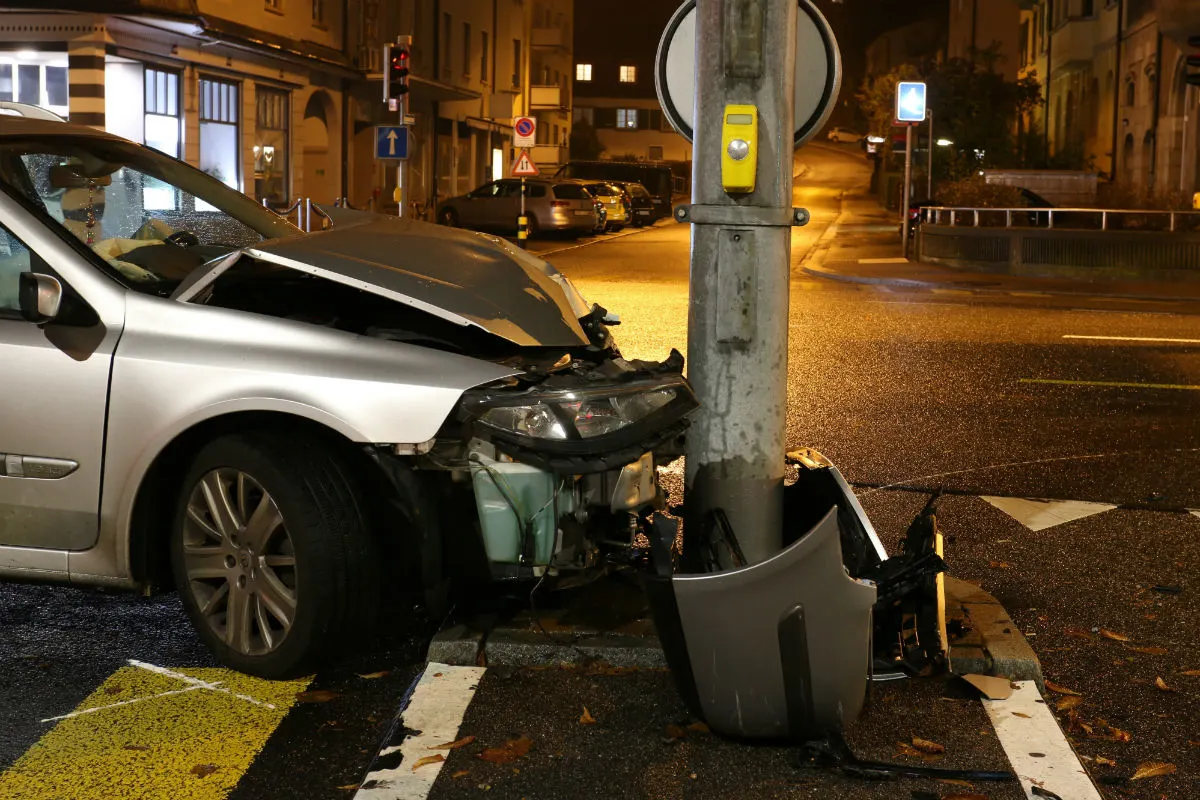 St. Gallen SG - Auto gegen Masten geprallt