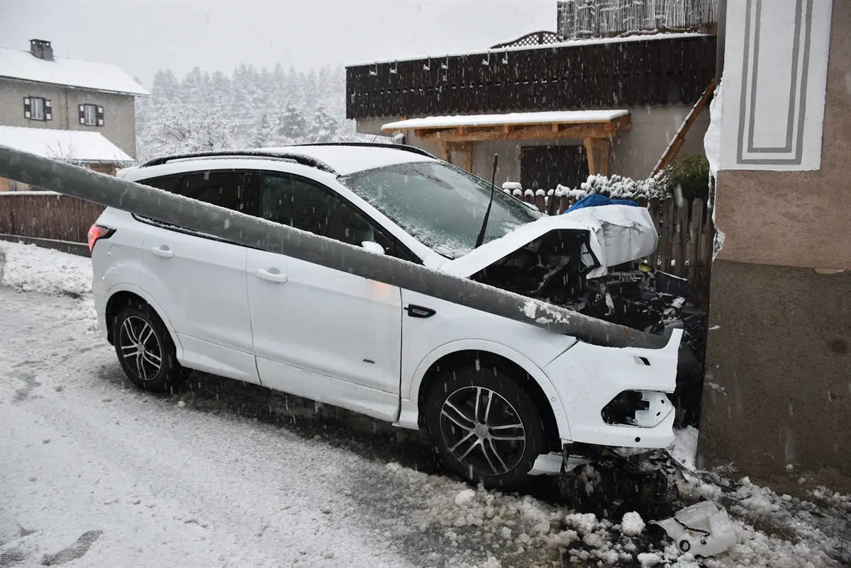 Surava GR - Selbstunfall auf schneebedeckter Strasse