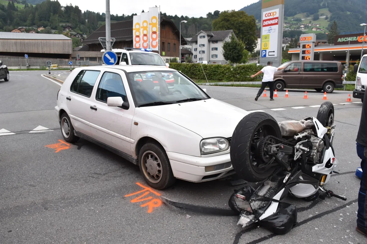 Schiers GR - Autofahrer übersieht Motorradfahrer!