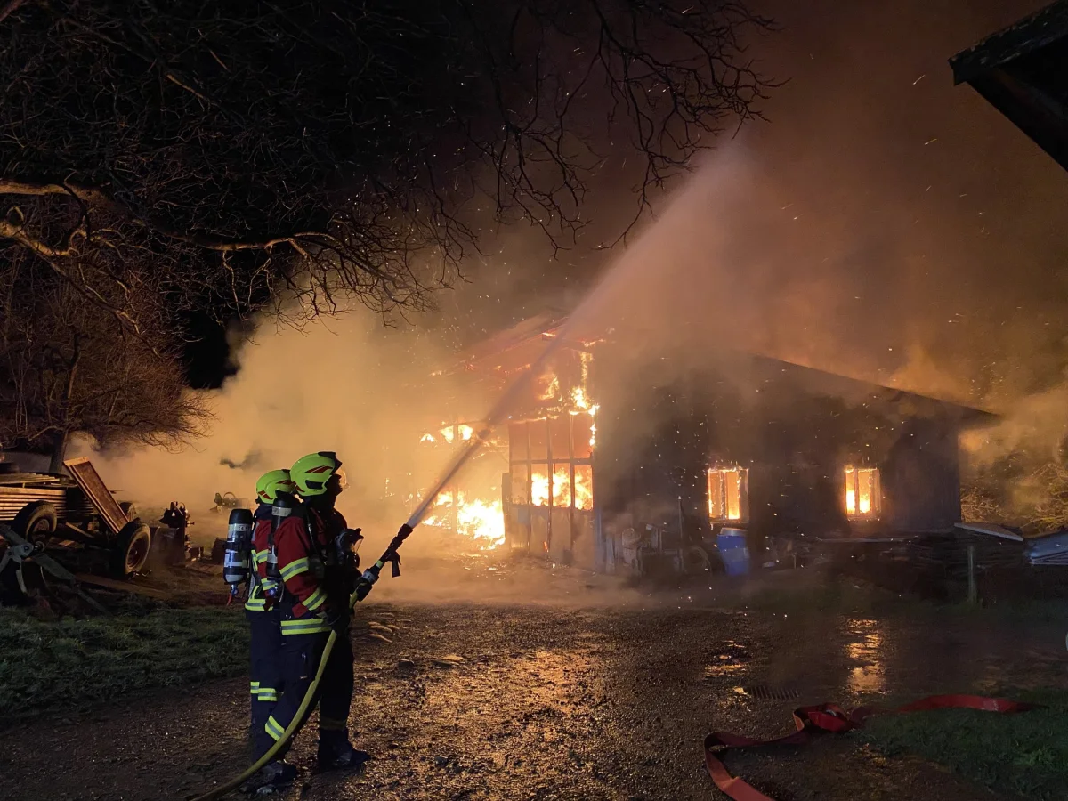 Grossbrand in Baar ZG: Feuerwehr verhindert Übergreifen der Flammen auf weitere Gebäude