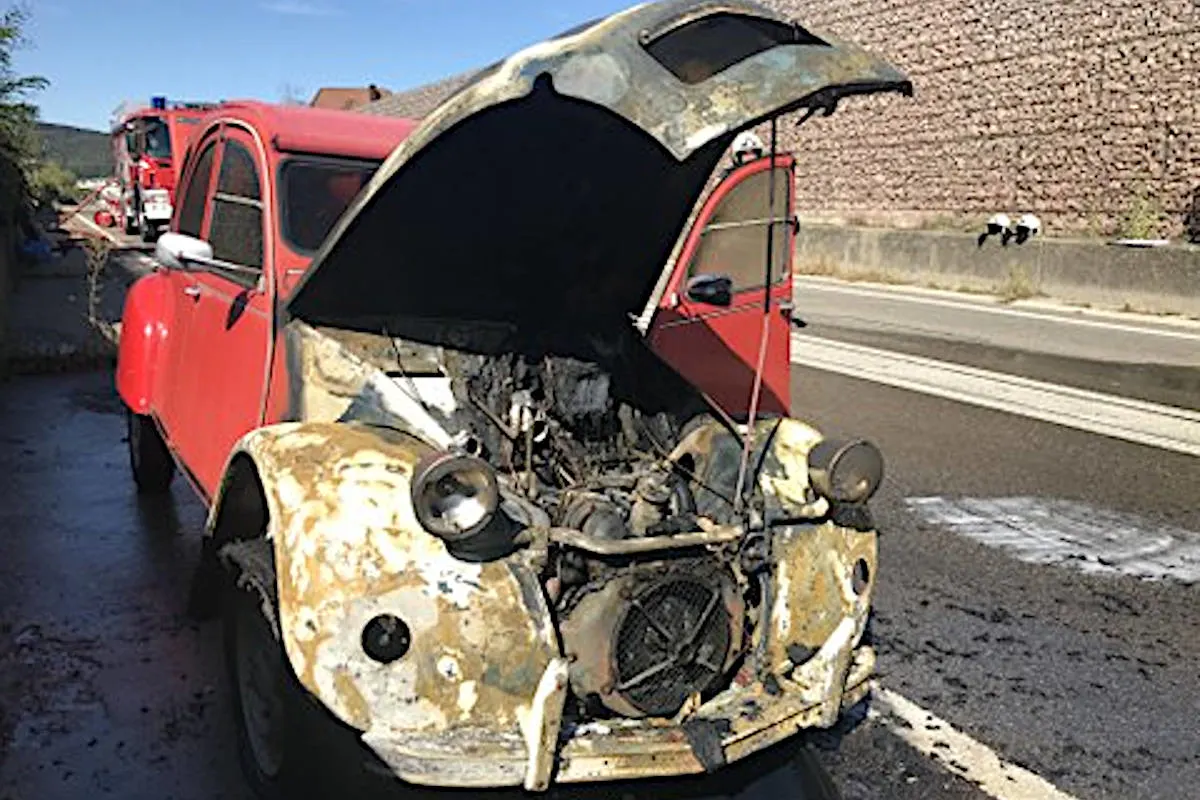 A22 Liestal BL - Auto gerät auf Autobahn in Brand
