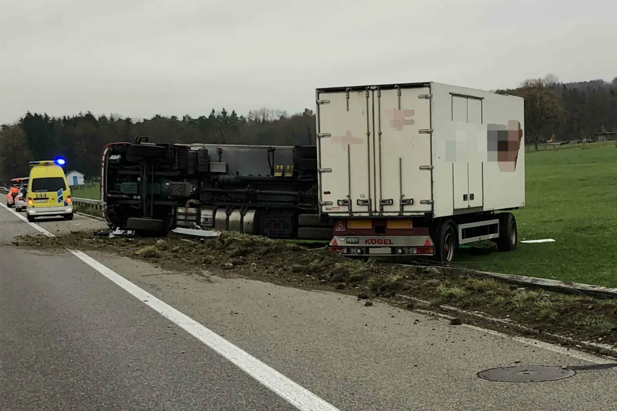 Züberwangen SG -Lastwagen gekippt