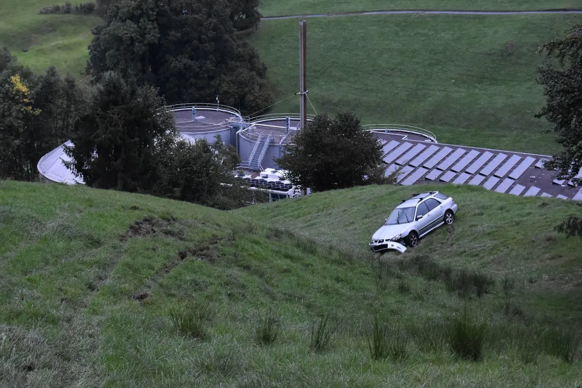 Schwellbrunn AR – Auto rutschte den Hang hinunter
