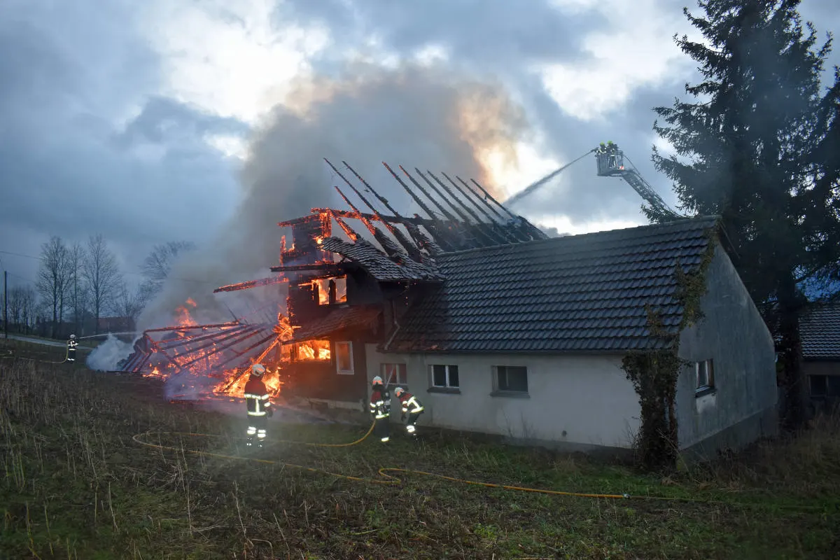 Sempach LU – Unbewohntes Bauernhaus wird ein Raub der Flammen