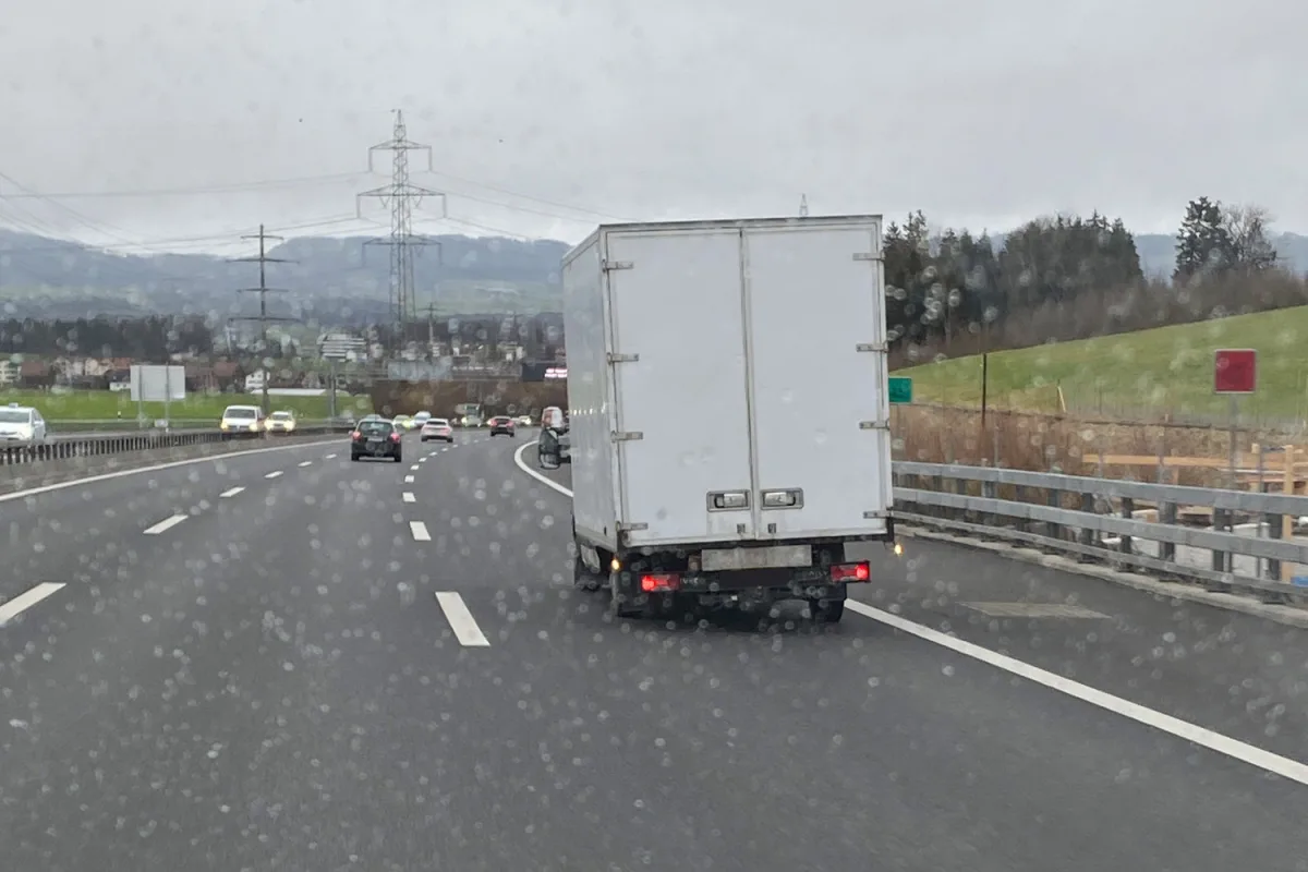 A4 Cham ZG - Schräglage, überladen, defekt – Polizei stoppt Lieferwagen