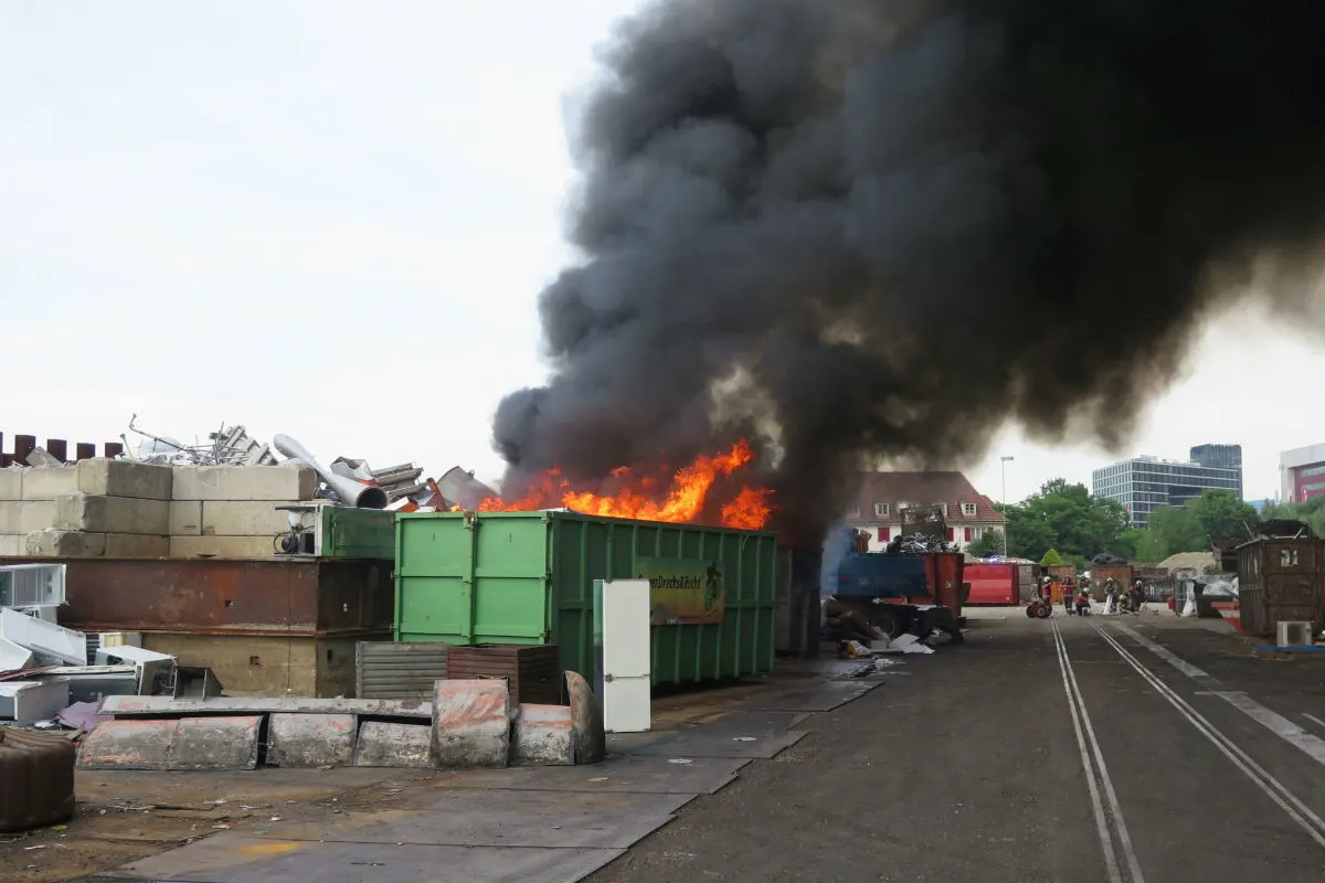 Pratteln BL - Drei Sperrgutcontainer in Vollbrand