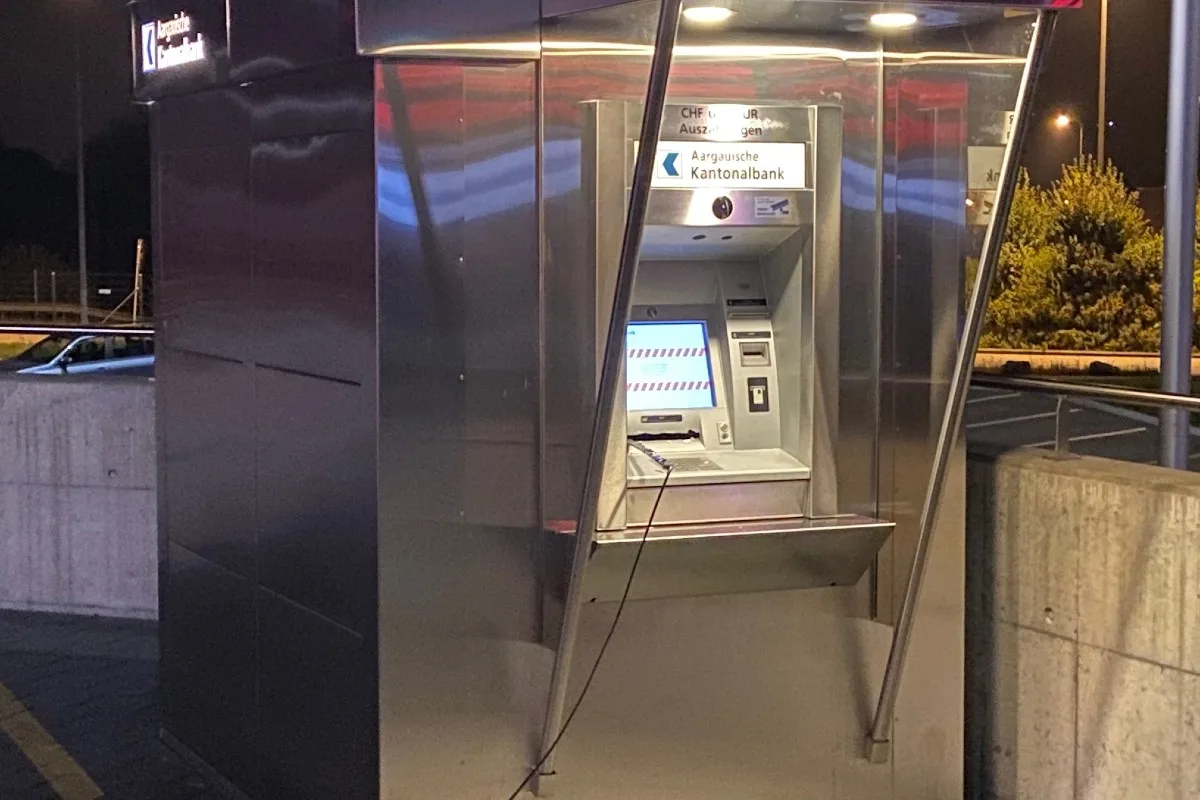 Zeugenaufruf aus Rothrist AG - Versuchte Bankomatsprengung der Aargauischen Kantonalbank