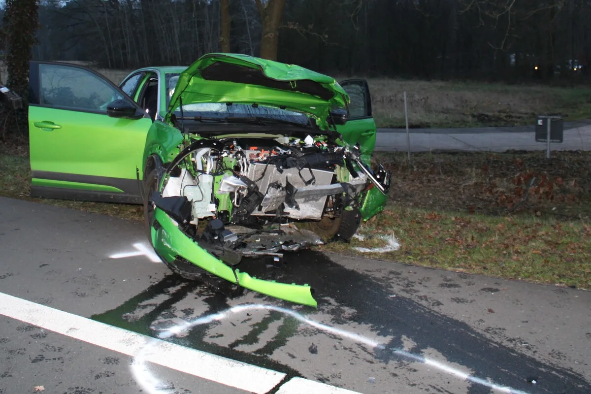 Hille NW - Schwerer Unfall fordert zwei Verletzte 