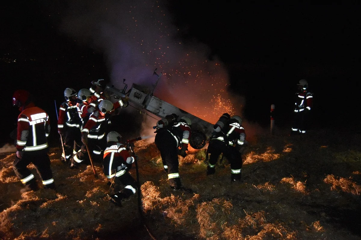 Trogen AR - Strohballen fangen während der Fahrt Feuer