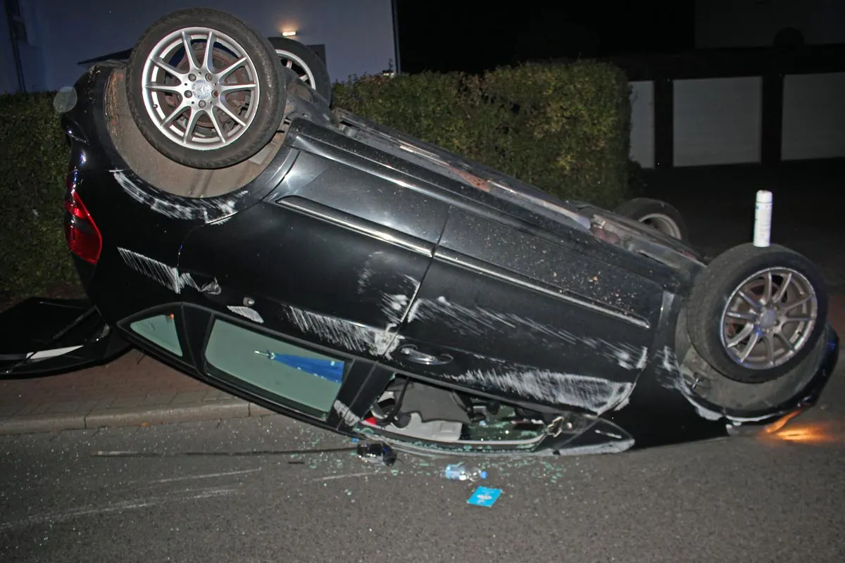 Ratingen - Hoher Sachschaden und drei Verletzte bei Verkehrsunfall