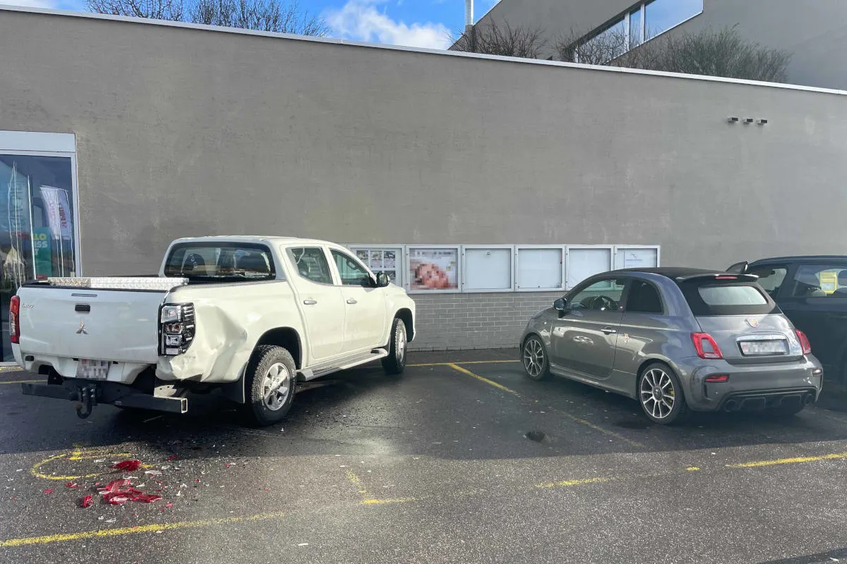 Mellingen AG – Beim Parkieren in Mauer und zwei Autos gekracht